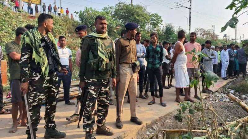 वैशाली के कबैया गांव में छठ पूजा के दौरान आतिशबाजी को लेकर विवाद हो गया, जिसमें तीन की मौत