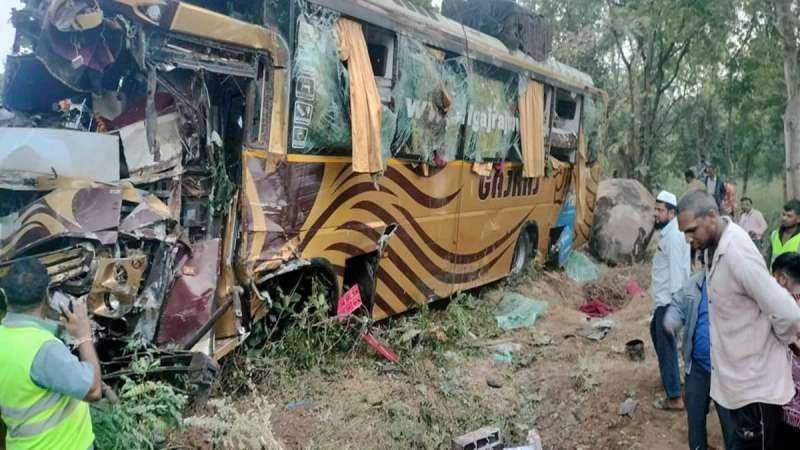 इंदौर से अहमदाबाद जा रही बस गुजरात में दुर्घटनाग्रस्‍त, 4 की मौत