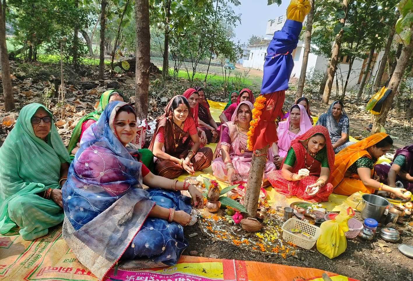 आंवला नवमी पर महिलाओं ने किया पूजन