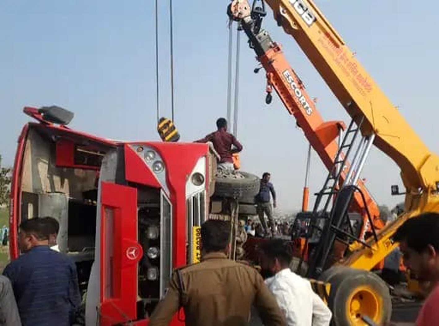 यात्री बस पलटी, ढाई साल के बालक की मौत