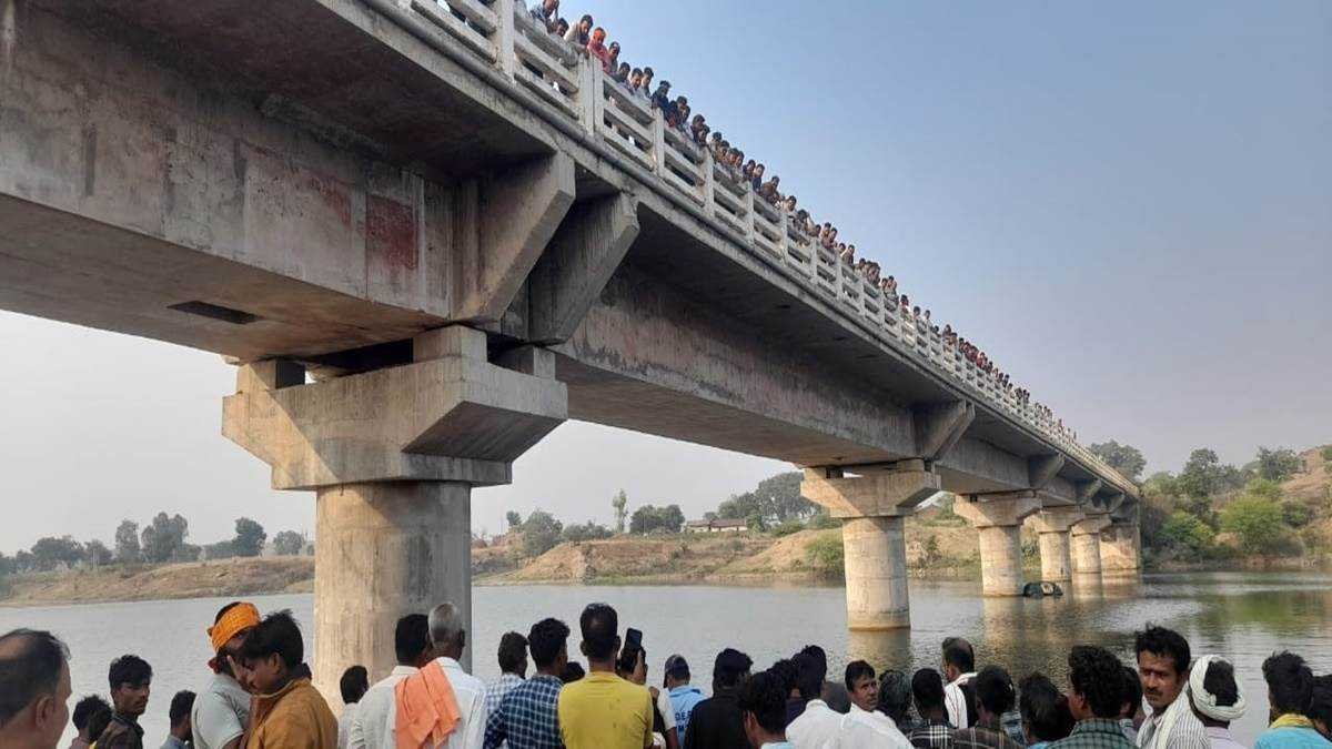 चार माह की बच्ची को लेकर गोई नदी में कूदी महिला, ग्रामीणों ने बच्ची को बचाया