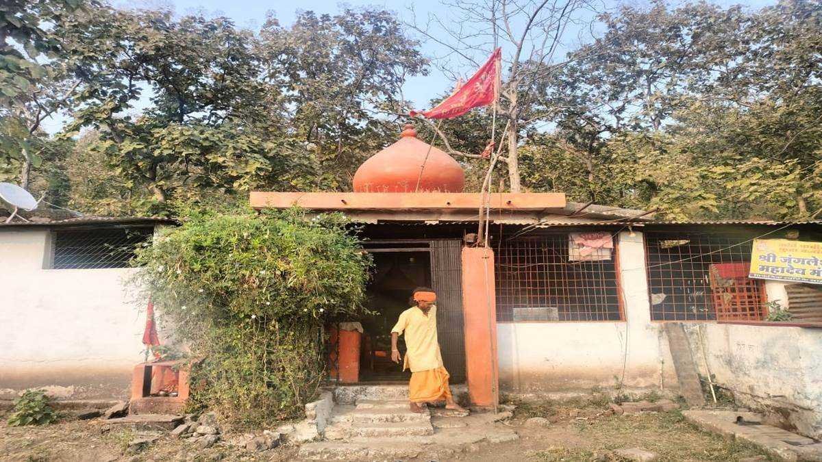 मंदिर के पास से निकालेंगे इंदौर-खंडवा राजमार्ग, टूटेगा कुआं
