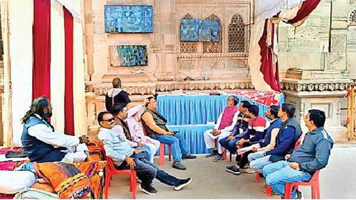 कांग्रेस प्रत्याशियों के समर्थक स्ट्रांग रूम रखी ईवीएम की निगरानी स्क्रीन पर टकटकी बांधकर कर रहे हैं