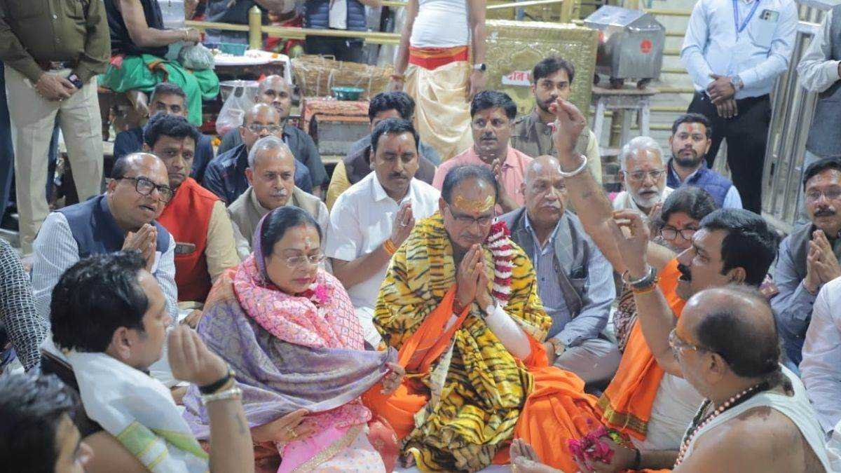 सीएम शिवराज ने लिया महाकाल से आशीर्वाद, कांग्रेस ने कसा तंज, “अब महाकाल लेगा एक एक पैसे का हिसाब”
