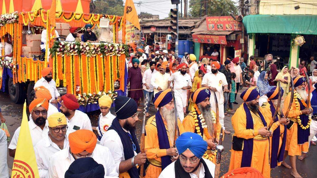 सात किलोमीटर लंबी कीर्तन यात्रा में सतश्री अकाल की गूंज, गतका प्रदर्शन ने किया अचंभित