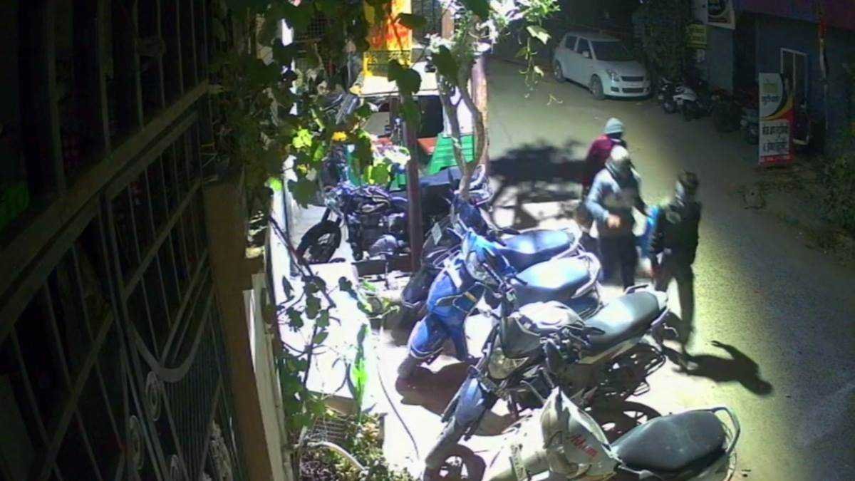 डाक्टर दंपती के घर से 20 तोला सोना और रुपये चोरी