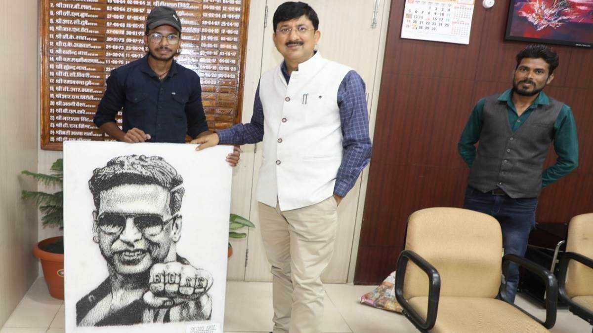 जिले के युवक ने 7 हजार लोहे की कीलों से बनाई अक्षय कुमार की तस्वीर