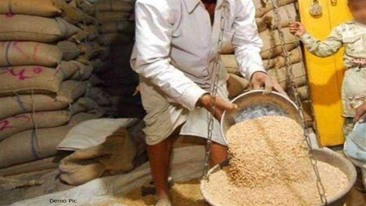 राशन वितरण में गड़बड़ी करने पर गिरी गाज, दो दुकानों पर कार्रवाई