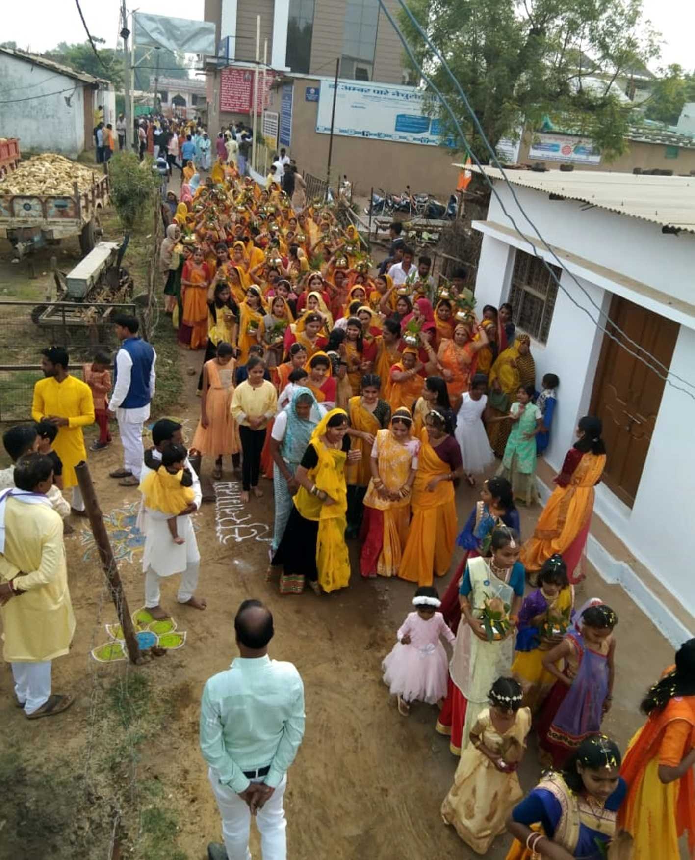 कथा के शुभारंभ पर निकाली कलश यात्रा