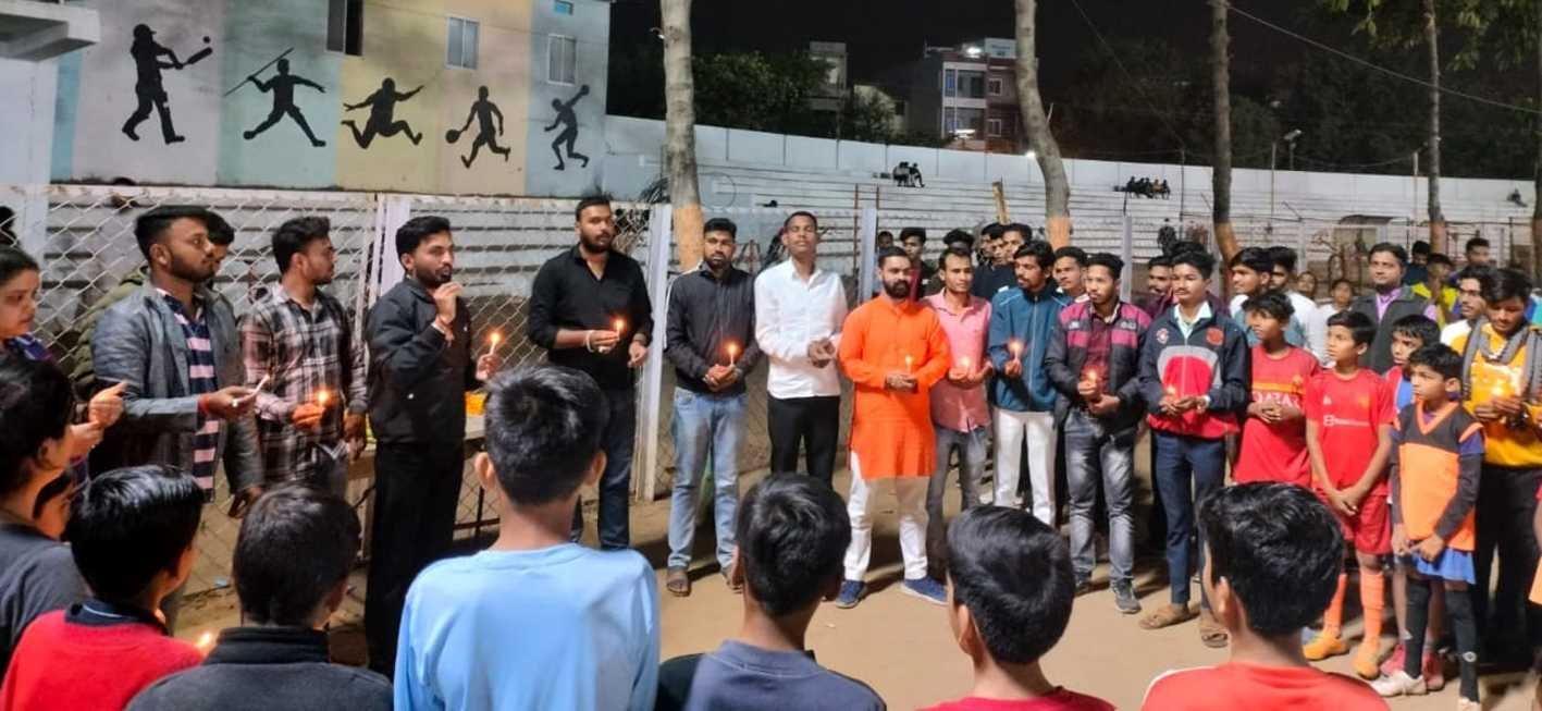 कैंडल जलाकर वीर शहीदों को दी श्रद्धांजलि