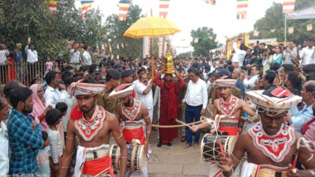 15 किलो वजनी कलश सिर पर रखकर स्तूप की परिक्रमा