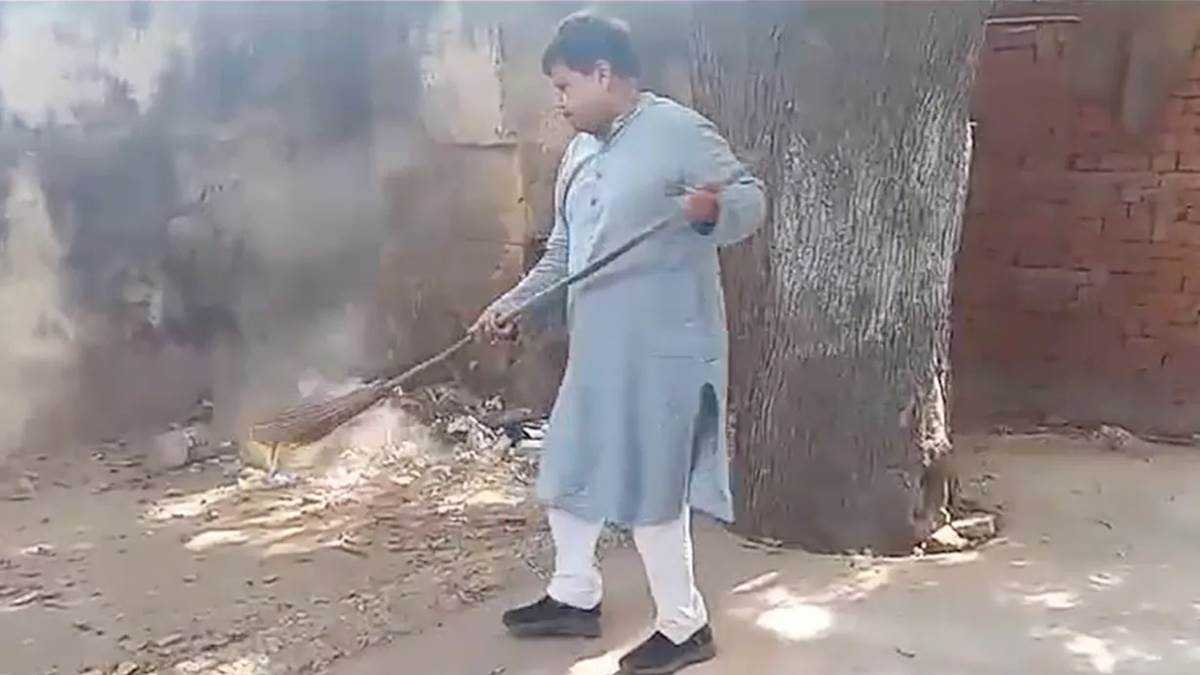 पत्नी आइसीयू में भर्ती, ऊर्जा मंत्री प्रद्युम्न सिंह तोमर ने अस्पताल का किया टायलेट साफ