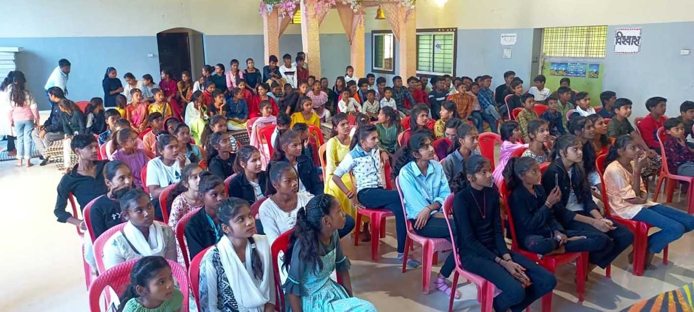 युवाओं ने संविधान की 75वीं वर्षगांठ मनाई