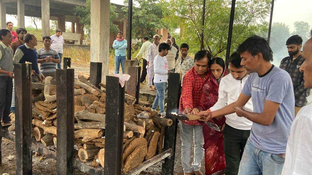 बेटी ने अदा किया बेटे का फर्ज, पिता की चिता को दी मुखाग्नि