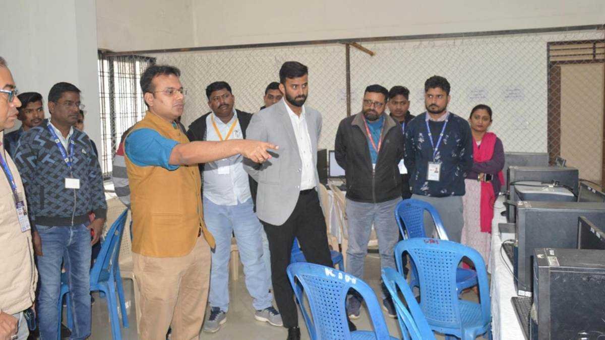 मतगणना स्थल का निरीक्षण करने पहुंचे कलेक्टर