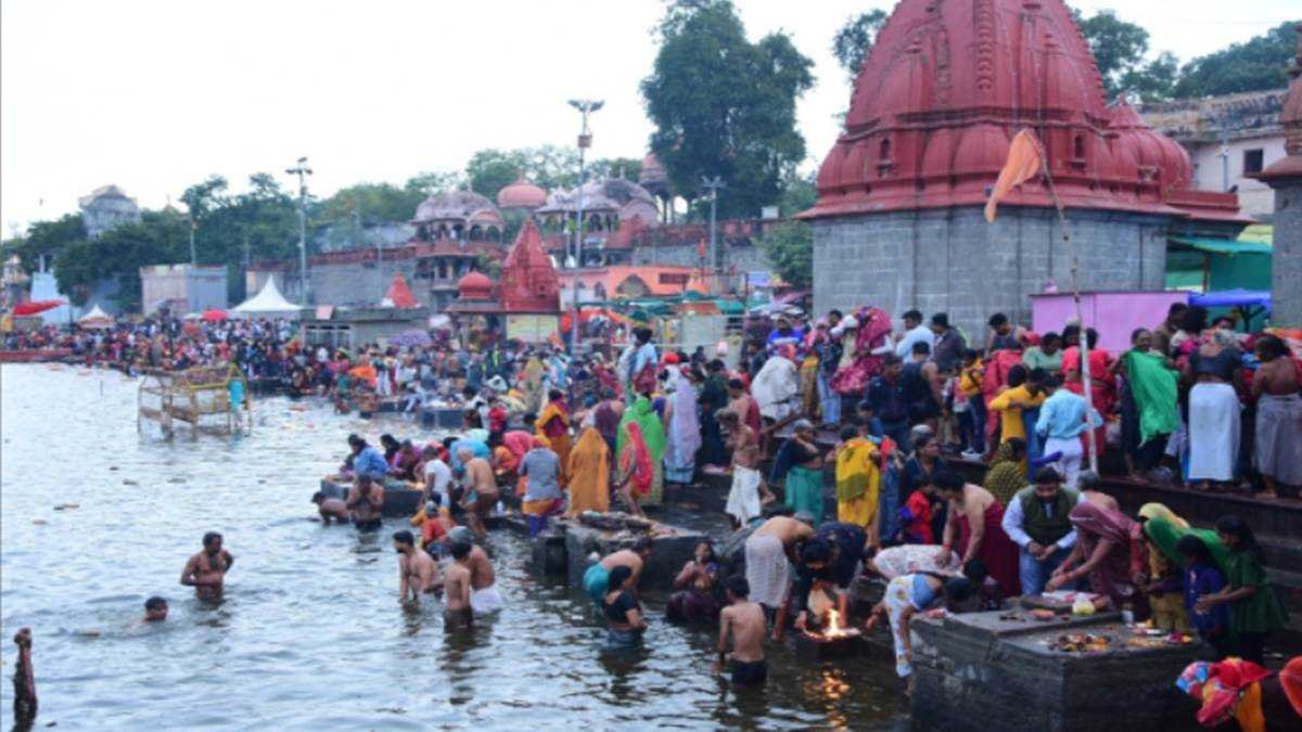 शिप्रा नदी के प्रदूषित पानी में हुआ कार्तिक पूर्णिमा का पर्व स्नान