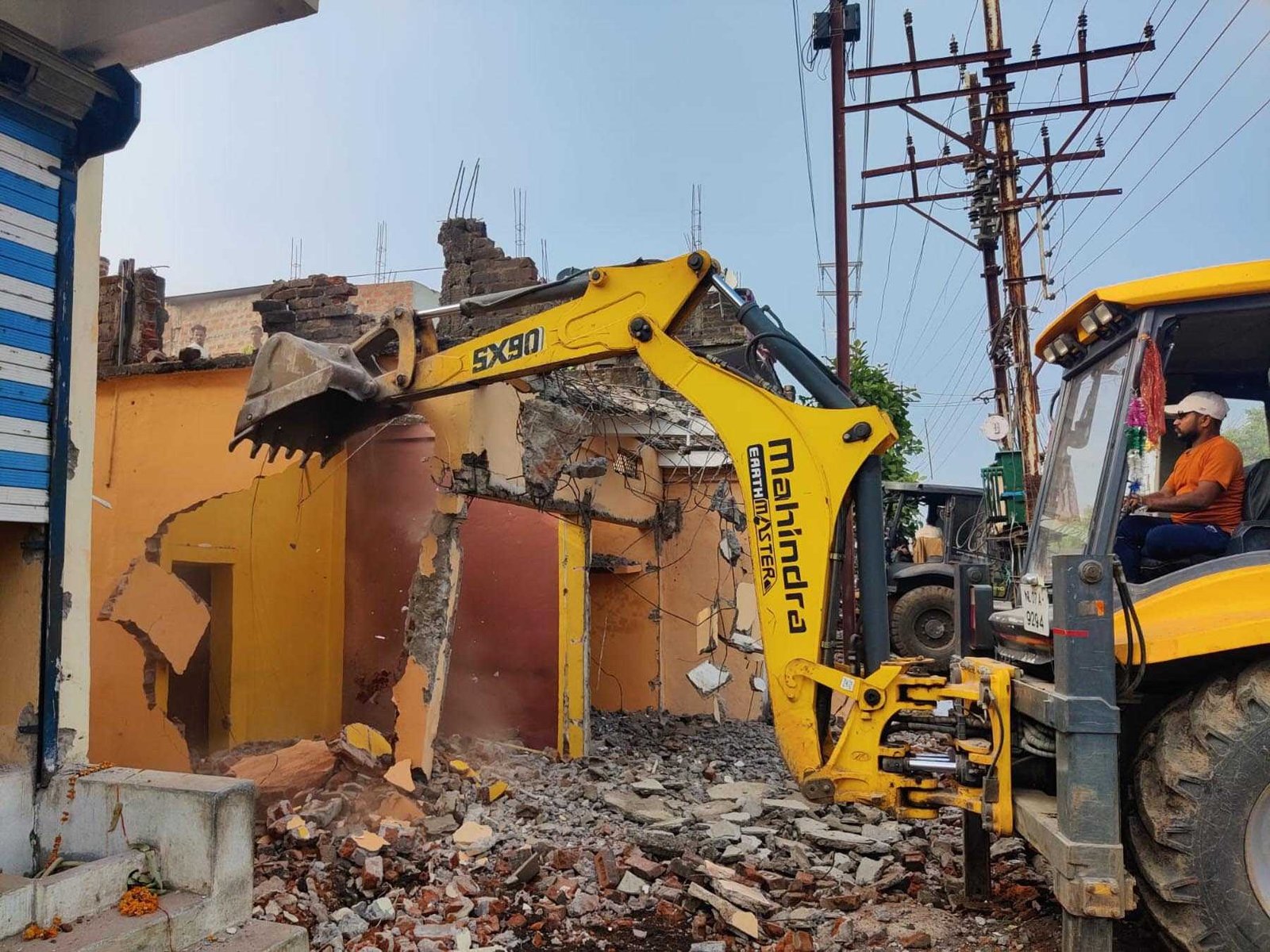 फोरलेन सड़क निर्माण के लिए 42 मकानों व दुकानों से हटाया अतिक्रमण