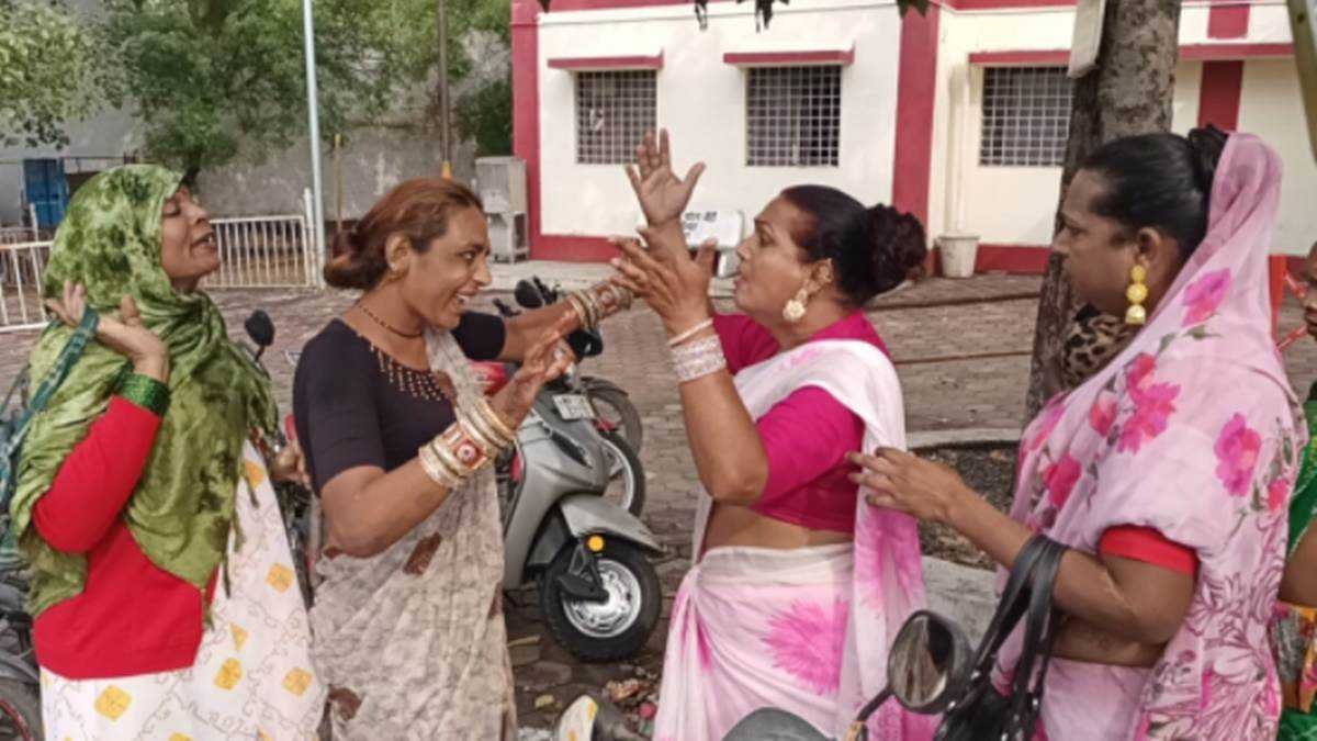 शादी में नेग लेने की बात पर भिड़े किन्नर, पुलिस थाने में हंगामा