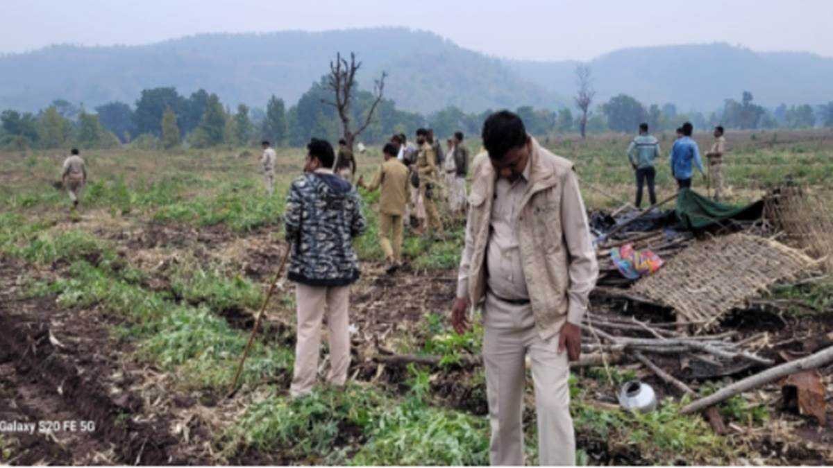 जेसीबी से फसल नष्ट कर अतिक्रमण मुक्त कराई पंद्रह हेक्टेयर वन भूमि