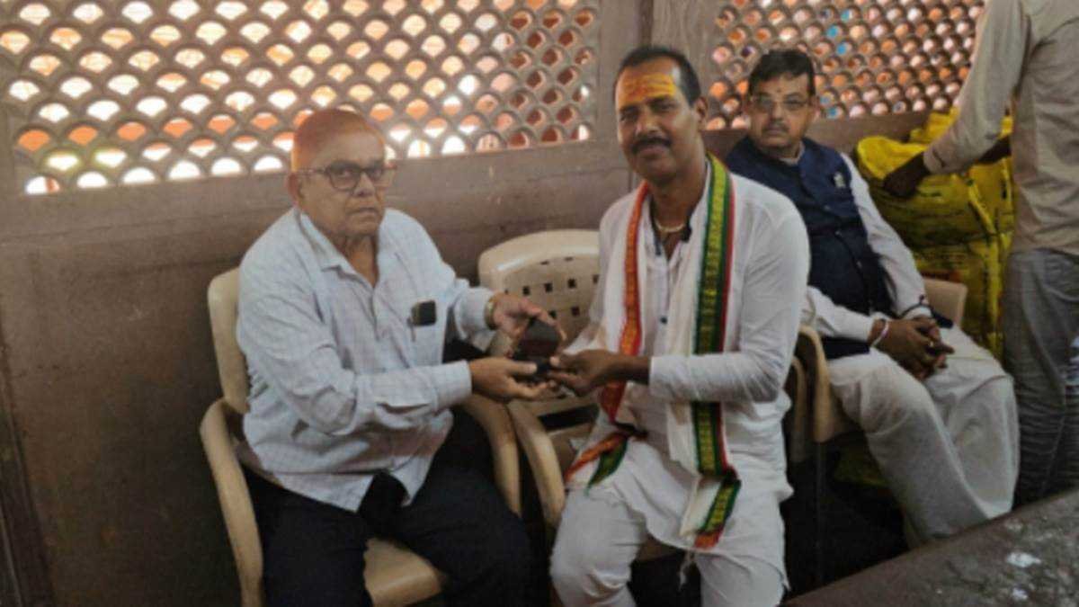 ओंकारेश्वर मंदिर में श्रद्धालु का मोबाइल दानपेटी में गिरा