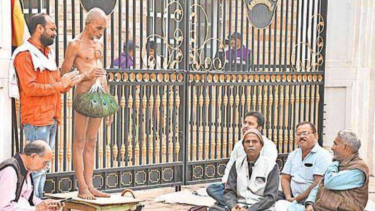जैन मुनी का सिंधिया स्कूल के गेट पर धरना, बोले- भगवान महावीर स्वामी के दर्शन करके ही उठूंगा
