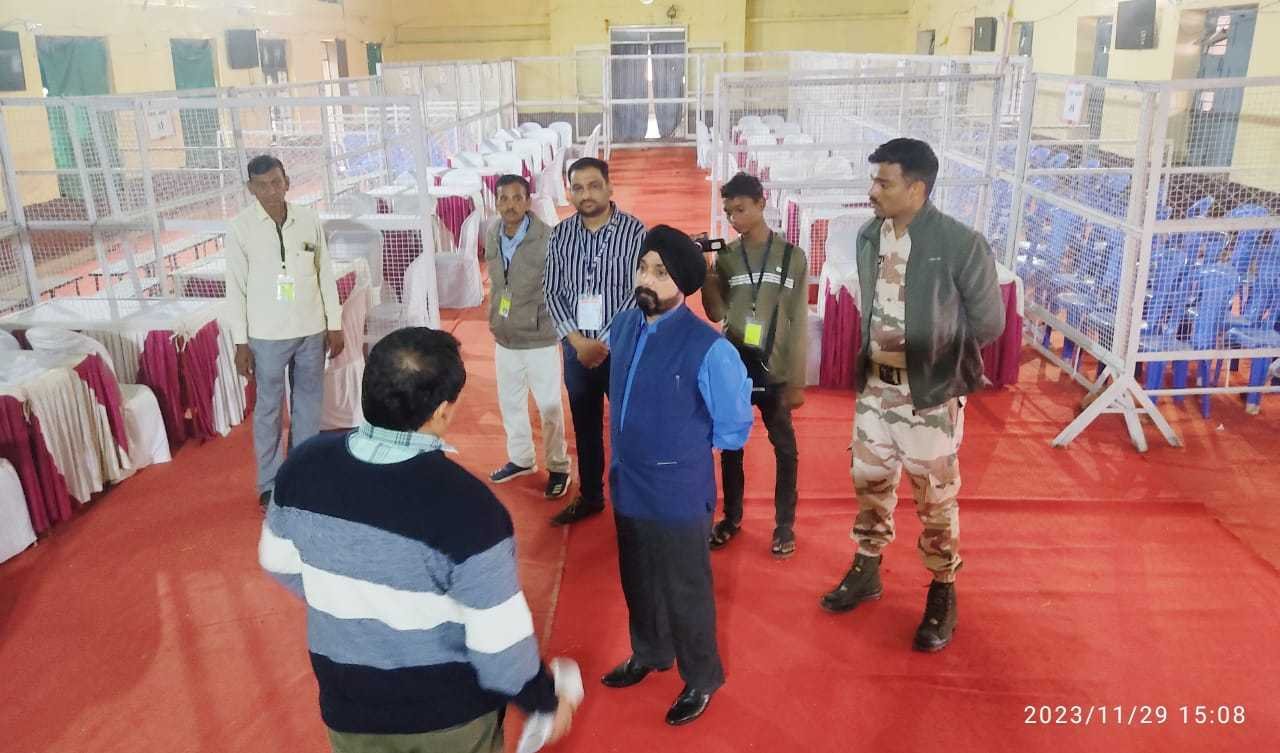 प्रेक्षक ने मतगणना की तैयारियों का लिया जायजा  