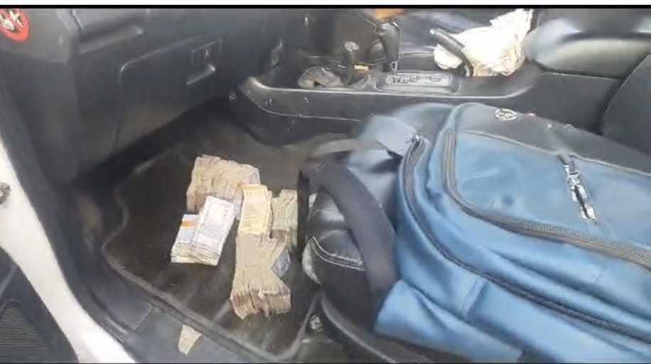 वाहन चेकिंग में पुलिस को मिले लाखो रुपए 