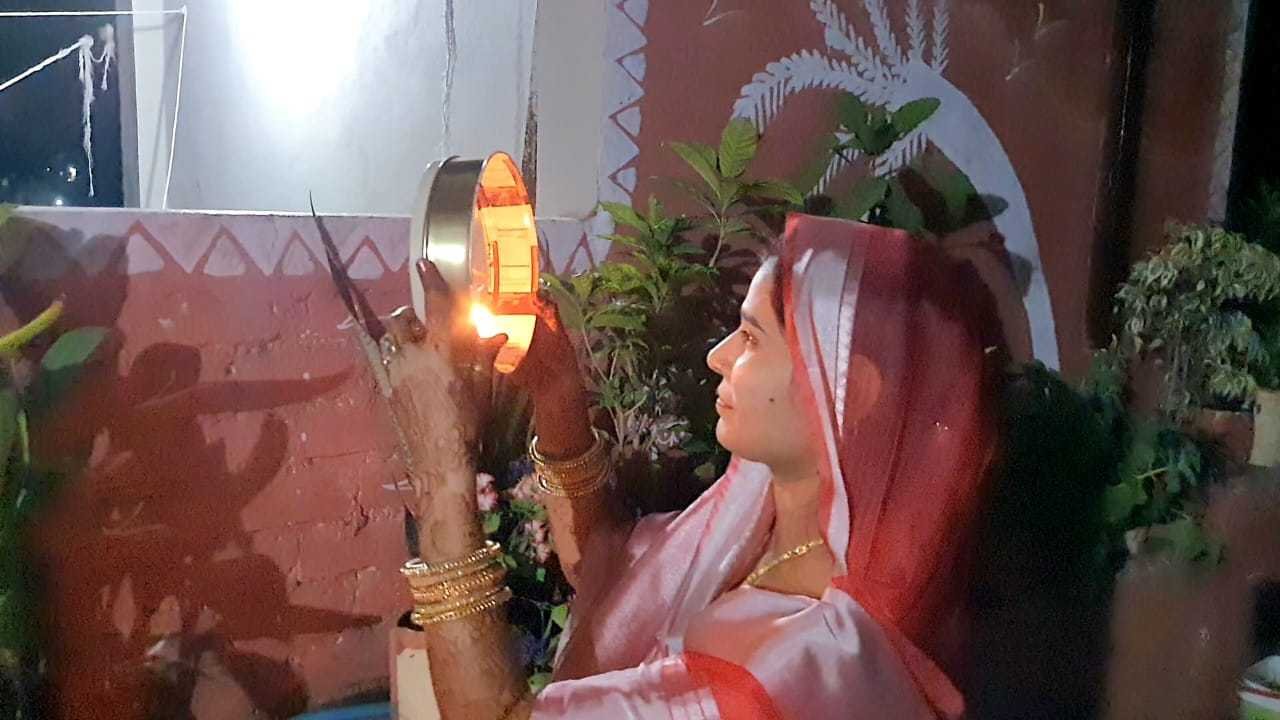 चाँद देख पूजन के बाद पत्नियों ने खोला करवाचौथ व्रत