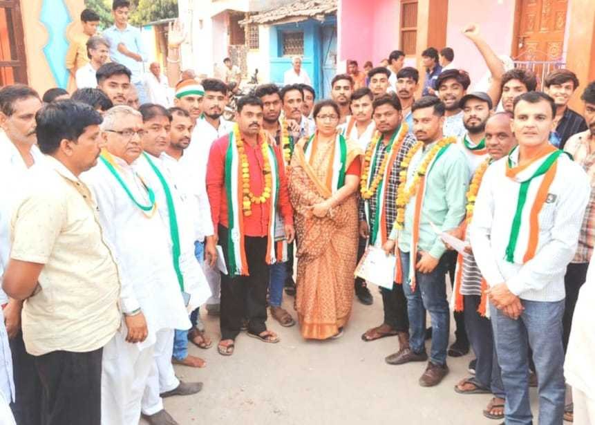 पूर्व विधायक बिरला से असंतुस्थ भाजपा कार्यकर्ता कांग्रेस में शामिल