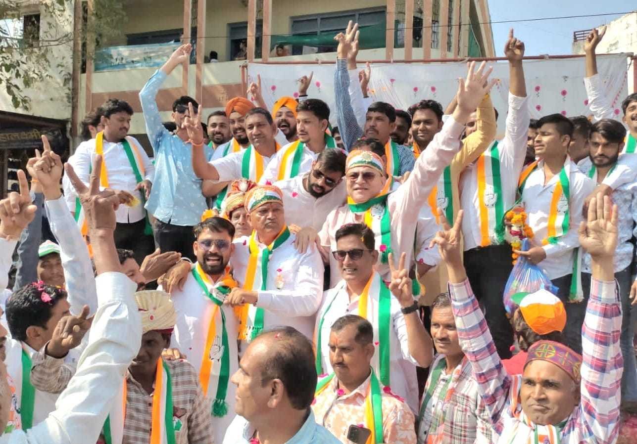 चुनाव प्रचार प्रसार के अंतिम दिन कांग्रेस ने पुरे जोश के साथ नगर में किया जनसंपर्क
