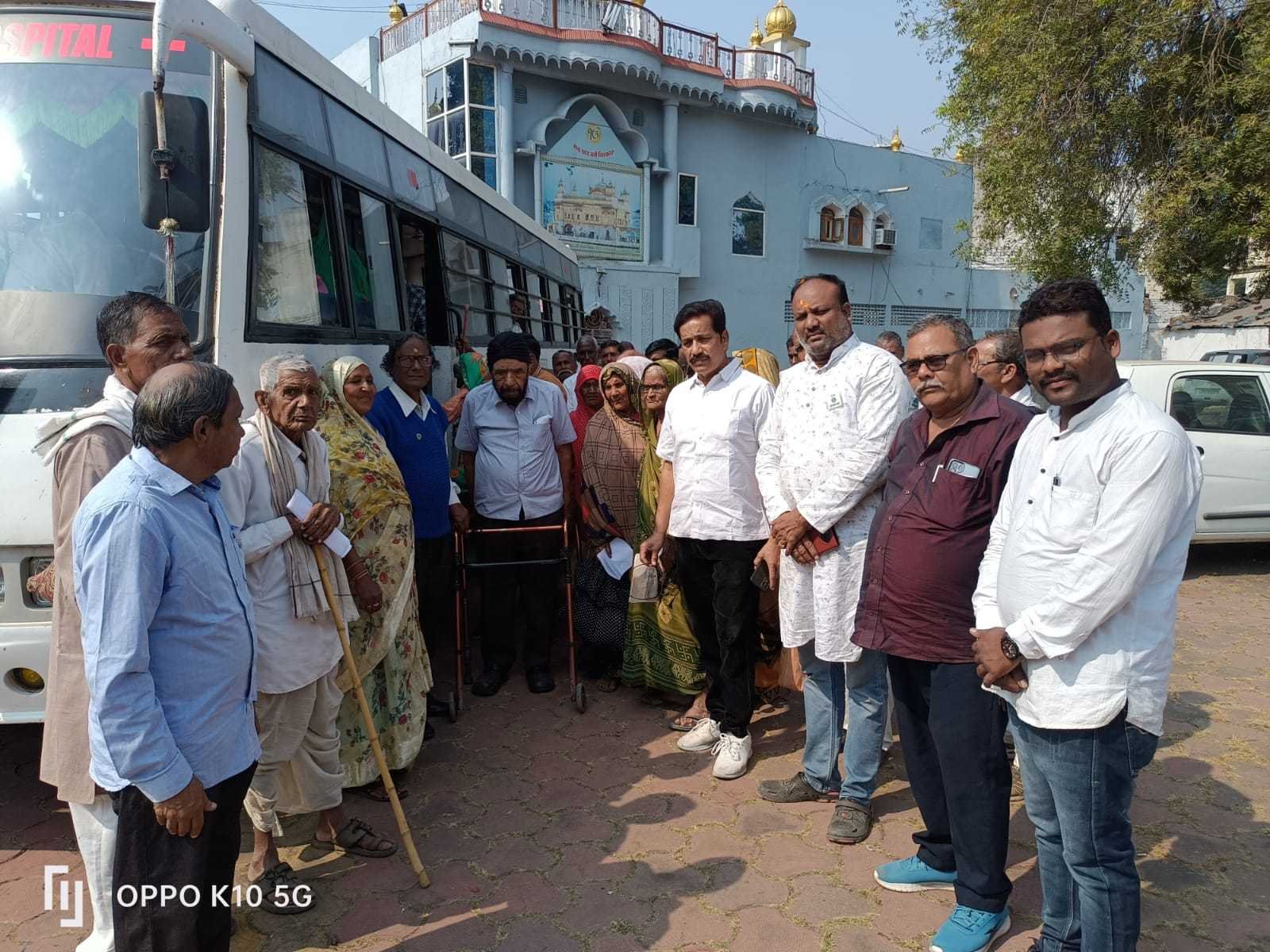 निशुल्क मोतियाबिंद शिविर में ऑपरेशन के लिए 56 मरीजो को भोपाल भेजा