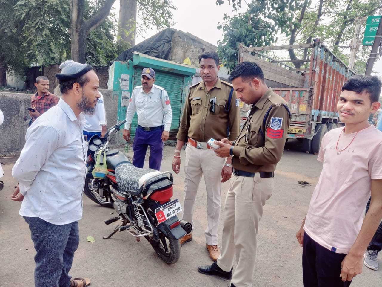 हेलमेट व सीट बेल्ट न लगाने वाले वाहन चालकों के विरुद्ध अभियान