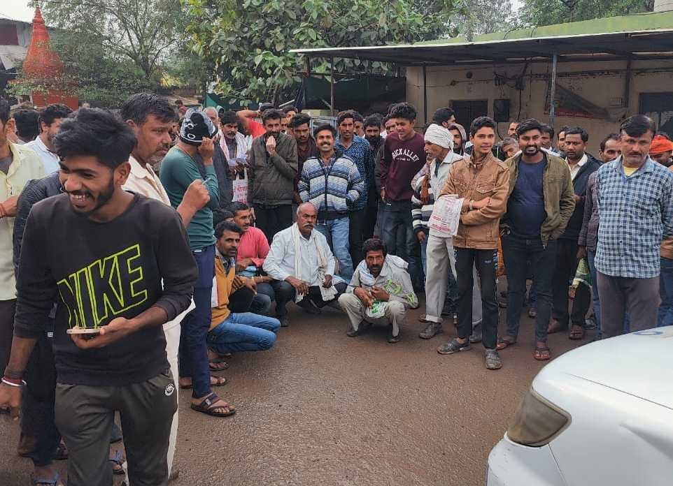 खाद के लिए डबल लॉक पर लग रही किसानों की भीड़