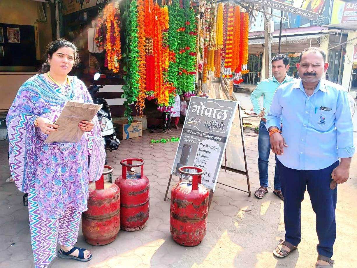 खाद्य विभाग के दल ने खाद्य प्रतिष्ठानों से 3 घरेलू गैस सिलेण्डर जप्त किये