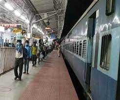 ट्रेन से खंडवा उतर गए रिटायर्ड आर्मी अधिकारी,बेटे को नींद लगी