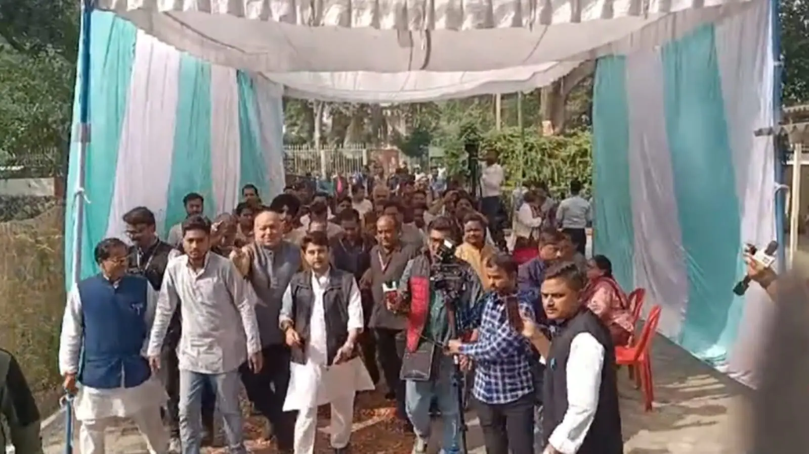 केंद्रीय मंत्री सिंधिया ने ग्वालियर में किया मतदान, बोले-“मैं सीएम रेस में नहीं, विकास और प्रगति की रेस में हूँ”