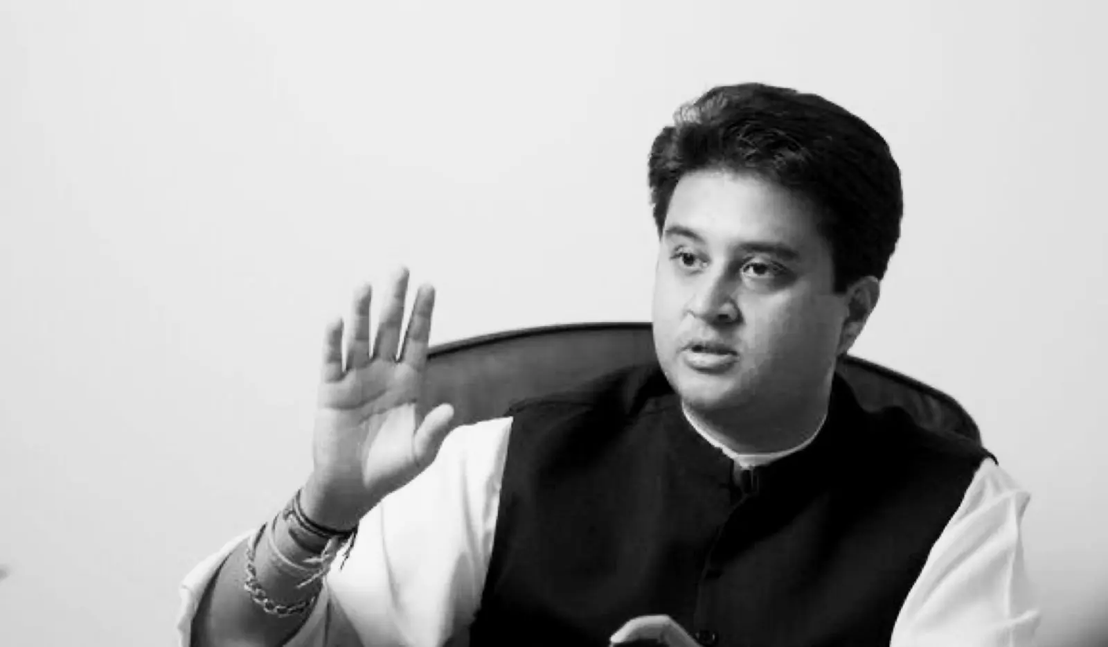 मध्य प्रदेश की राजनीति में कांव-कांव : सिंधिया ने खुद को कहा काला कौवा, कमलनाथ ने कहा ‘काले हों या पीले, सब जानते हैं सौदा किया’