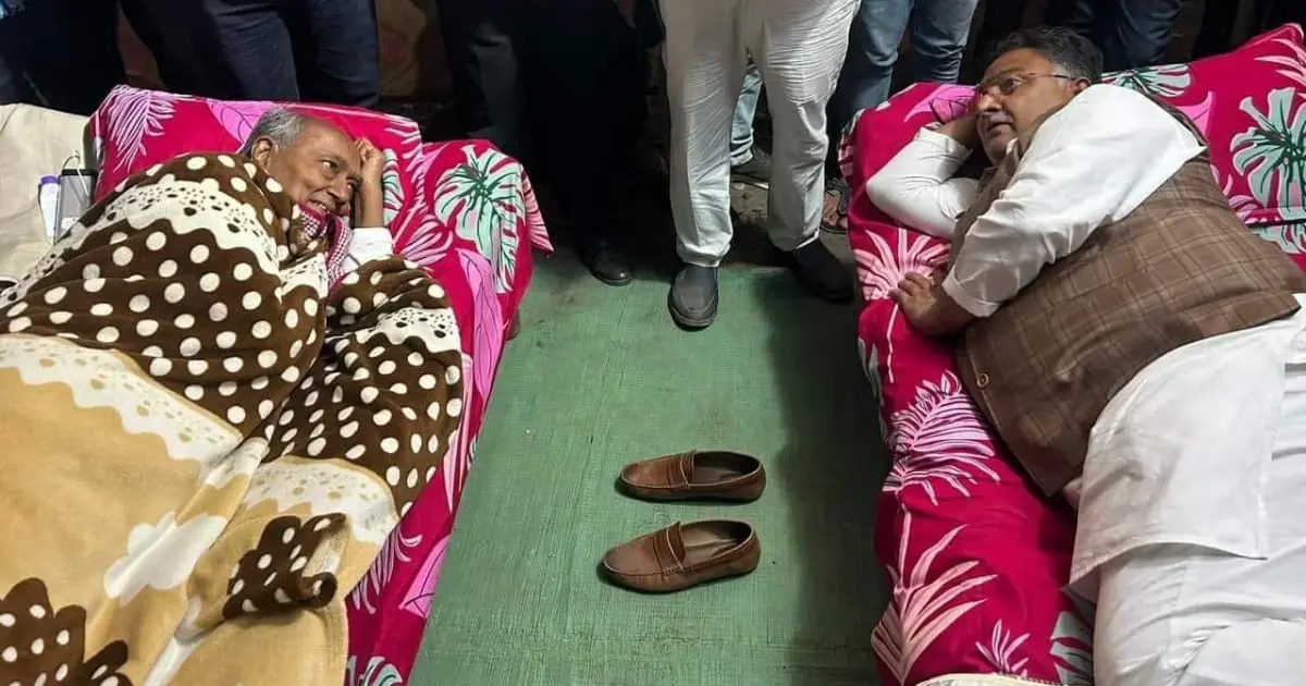 कांग्रेसी पार्षद की मौत के बाद गरमाई सियासत, खजुराहो में धरने पर बैठे दिग्विजय सिंह, थाने के बाहर लगाई खटिया