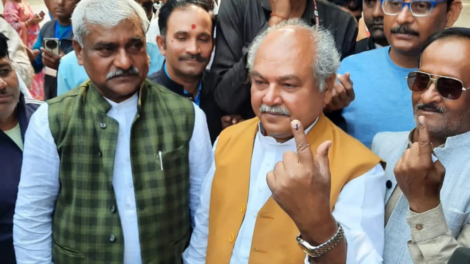 केंद्रीय मंत्री नरेंद्र सिंह तोमर ने किया ग्वालियर में मतदान, बोले-“भाजपा के पक्ष में माहौल है, जनता हमें आशीर्वाद देगी”