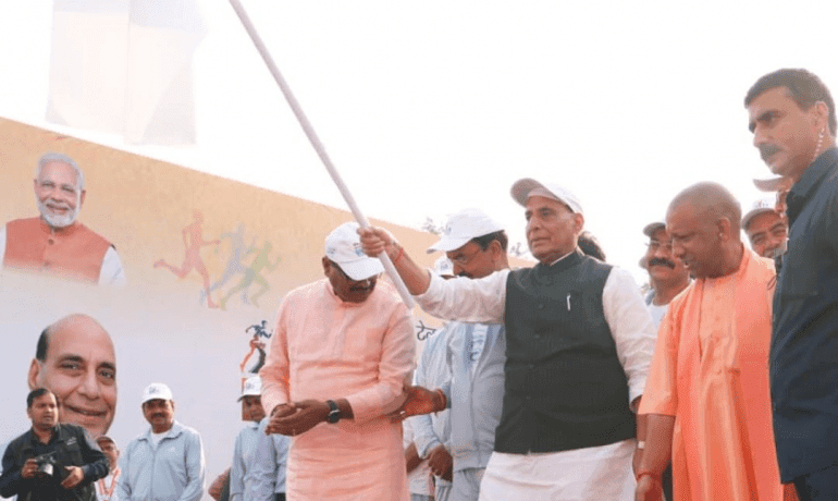 रक्षा मंत्री राजनाथ सिंह और मुख्‍यमंत्री योगी आदित्‍यनाथ ने लखनऊ में रन फॉर यूनिटी को रवाना किया