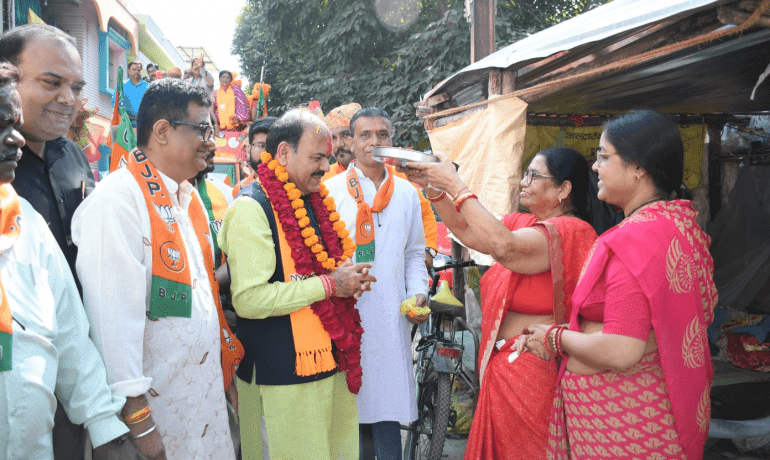 महिलाओं एवम बच्चियों से तिलक लगाकर भाजपा प्रत्याशी भगवान दास सबनानी ने शुरू किया जनसम्पर्क