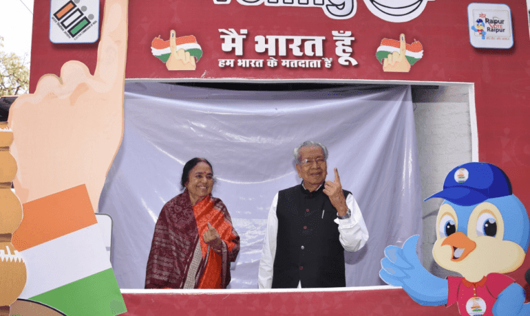 रायपुर में राज्यपाल विश्वभूषण हरिचंदन ने किया मतदान