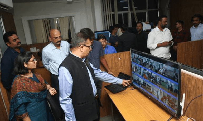 मुख्य निर्वाचन पदाधिकारी अनुपम राजन ने कंट्रोल रूम से की सतत् मॉनिटरिंग