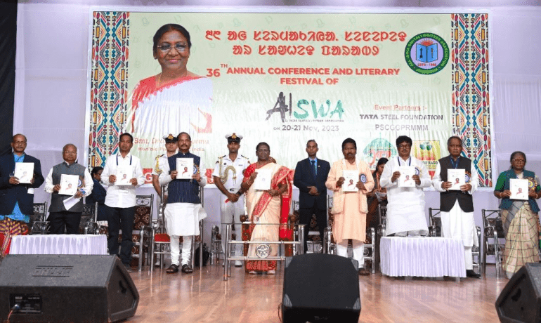 राष्ट्रपति द्रौपदी मुर्मू ने ओडिशा के बारीपदा में अखिल भारतीय संताली लेखक संघ के 36वें वार्षिक सम्मेलन और साहित्‍योत्‍सव का किया उद्घाटन