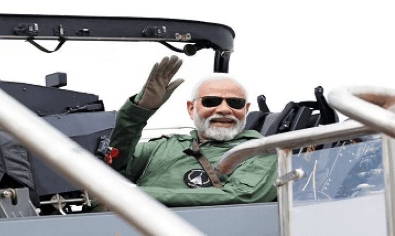 मेक इन इंडिया पहल को बढ़ावा देते हुए प्रधानमंत्री नरेन्‍द्र मोदी ने बेंगलुरु में स्वदेशी तेजस विमान से उड़ान भरी
