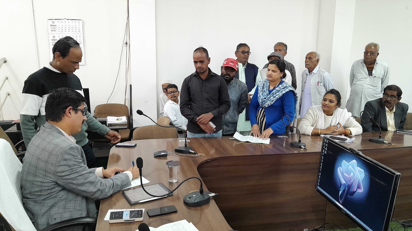 बैंक ने मकान किया सील, किराएदार का सामान अंदर, जनसुनवाई में पहुंचा युवक