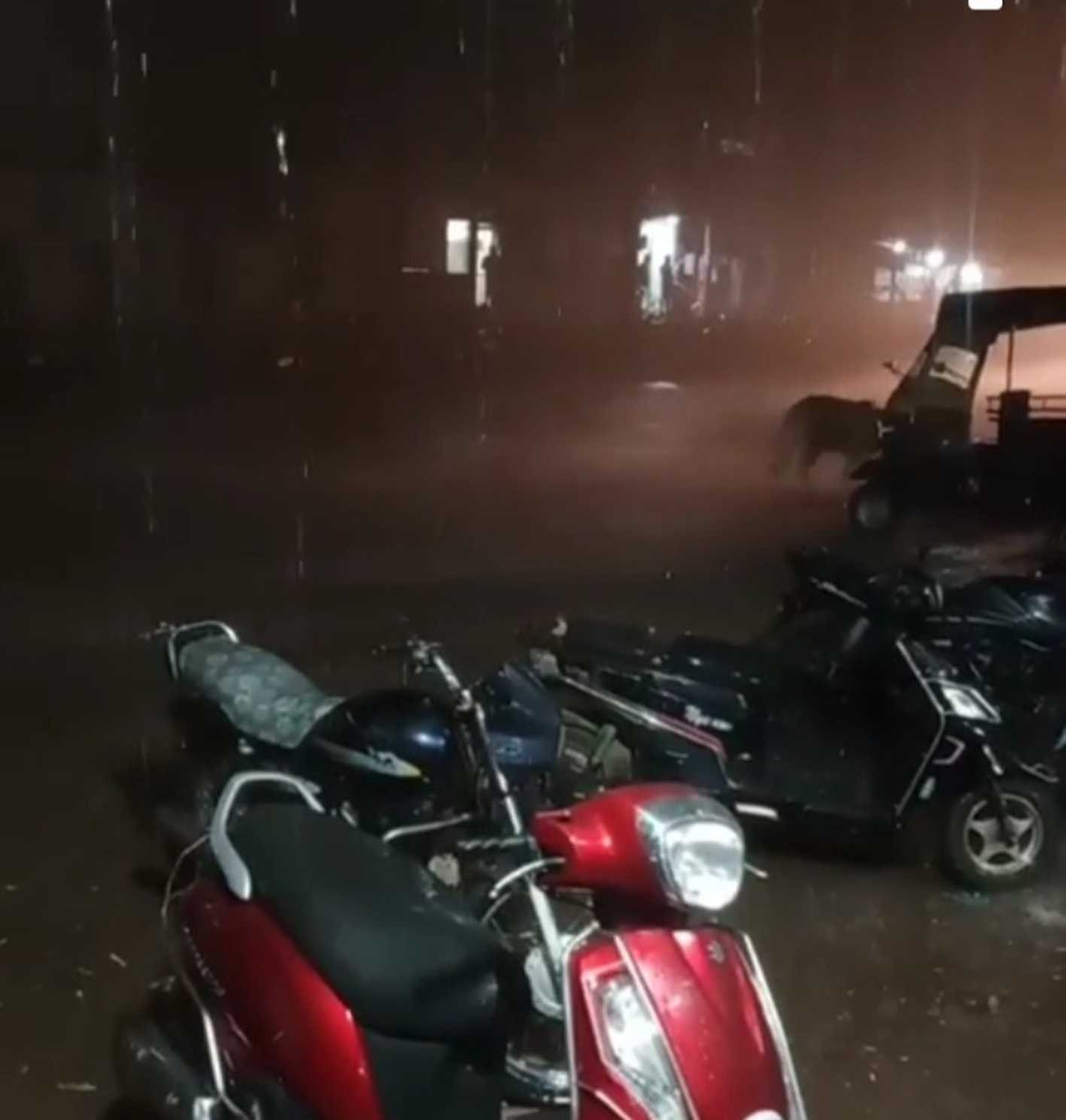 बेमौसम बरसात…. देर शाम झमाझम बरसा पानी, सड़के तरबतर