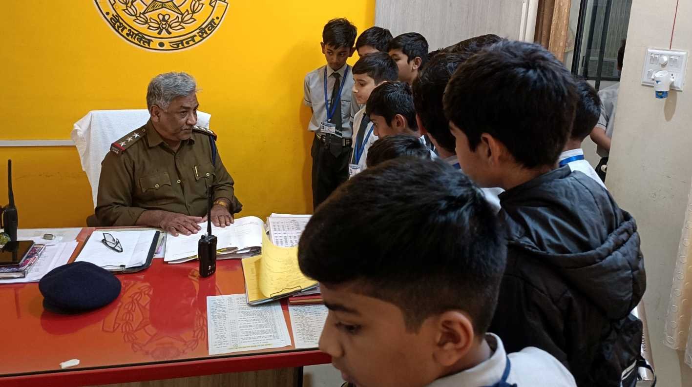 स्कूली बच्चों ने किया सिटी थाने का भ्रमण  