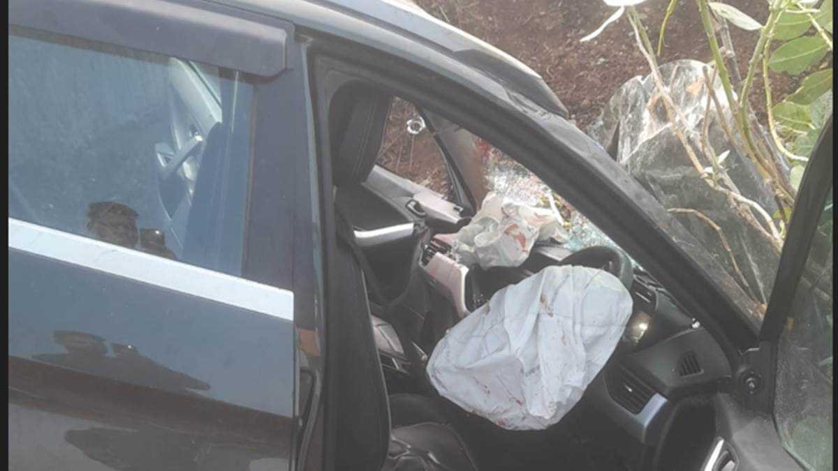 पुलिया से टकराई कार, युवक की मौत, दो लोग घायल