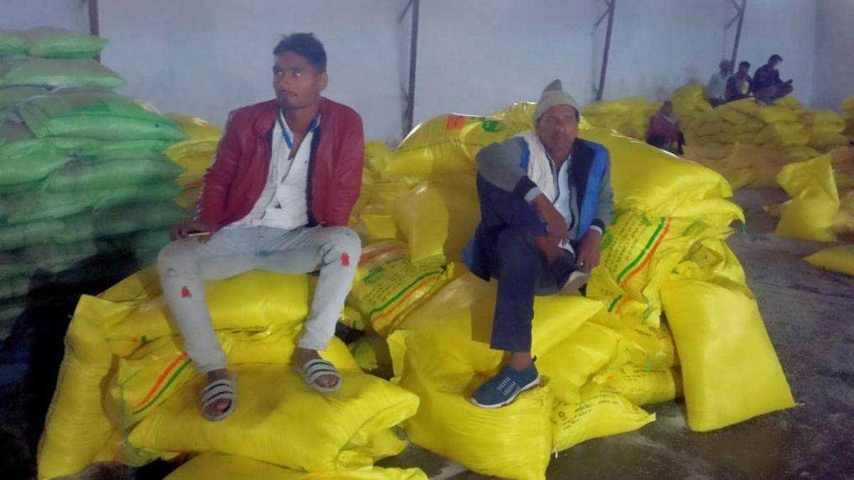 किसानों का सब्र का बांध टूटा, गोदाम में घुसकर खाद की बोरियों पर किया कब्जा
